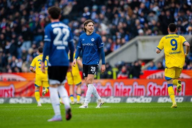 08.02.2026 - Fußball, 2025 2026, 2. Bundesliga, 21. Spieltag, DSC Arminia Bielefeld - Eintracht Braunschweig: (L-R) Jannik Rochelt (Bielefeld), Roberts Uldrikis (Bielefeld) nach dem Tor zum 1:2 von Lukas Frenkert (Braunschweig) DFL REGULATIONS PROHIBIT ANY USE OF PHOTOGRAPHS AS IMAGE SEQUENCES AND OR QUASI-VIDEO.