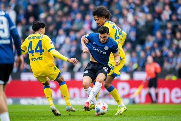 08.02.2026 - Fußball, 2025 2026, 2. Bundesliga, 21. Spieltag, DSC Arminia Bielefeld - Eintracht Braunschweig: (L-R) Johan Gomez (Braunschweig), Stefano Russo (Bielefeld), Sidi Sane (Braunschweig) DFL REGULATIONS PROHIBIT ANY USE OF PHOTOGRAPHS AS IMAGE SEQUENCES AND OR QUASI-VIDEO.
