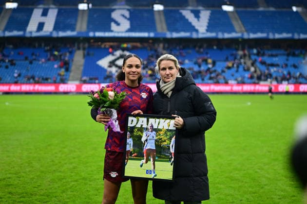 Fußball I Frauen I Saison 2025-2026 I Bundesliga I 17. Spieltag I Hamburger SV - RB Leipzig I 08.02.2026 Verabschiedung von der ehemaligen Spielerin Lisa Baum (11, RB Leipzig) mit Saskia Breuer Hamburg Volkspark, Volksparkstadion, Stadion, Volkspark-Stadion Hamburg Deutschland Copyright: xLobeca FelixxSchlikisx