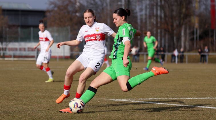 0802.2026, Deutschland, Stuttgart, Fußball 2. Bundesliga, VfB Stuttgart vs. Borussia Mönchengladbach, v.l. Lionette Jofmann (VfB II), Maresa Arici (Mönchengladbach)