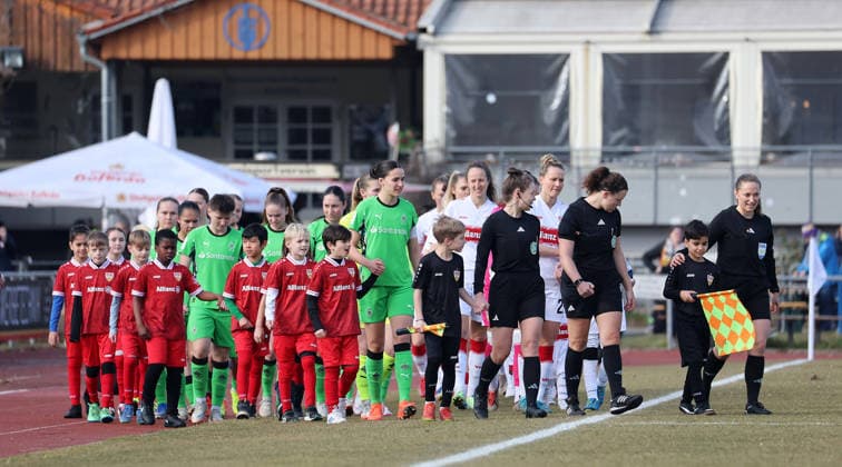 0802.2026, Deutschland, Stuttgart, Fußball 2. Bundesliga, VfB Stuttgart vs. Borussia Mönchengladbach, die Mannschaften laufen ein