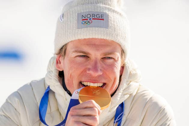 Winter Olympics in Milan Cortina 2026 Val di Fiemme, Italy 20260208. Johannes Hosflot Klaebo from Norway with the gold medal after the men s cross-country 20 km Skiathlon at Lago di Tesero during the Winter Olympics in Milano Cortina 2026. Photo: Lise Aserud NTB Val di Fiemme Italy EDITORIAL USE ONLY. RESTRICTED USE FOR BETTING COMPANIES Ref:_SPOwTVGNwNi4a4.jpg *** Winter Olympics in Milan Cortina 2026 Val di Fiemme, Italy 20260208 Johannes Hosflot Klaebo from Norway with the gold medal after the men s cross country 20 km Skiathlon at Lago di Tesero during the Winter Olympics in Milano Cortina 2026 Photo Lise Aserud NTB Val di Fiemme Italy EDITORIAL USE ONLY RESTRICTED USE FOR BETTING COMPANIES  Copyright: xLisexAserudx xNTBx