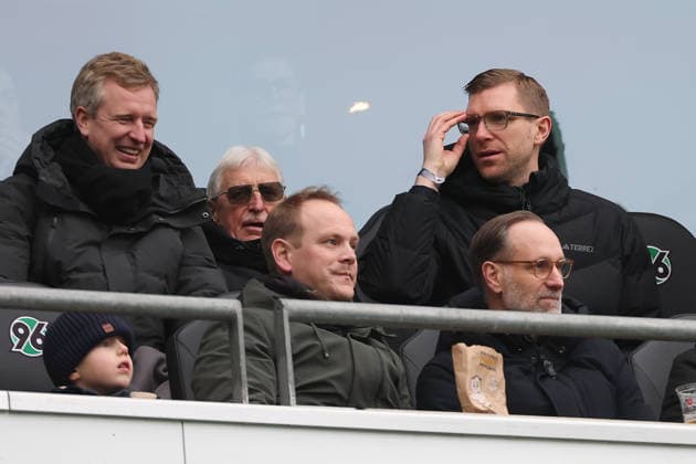 2. Bundesliga - Hannover 96 - Holstein Kiel am 08.02.2026 in der Heinz von Heiden Arena in Hannover Per Mertesacker