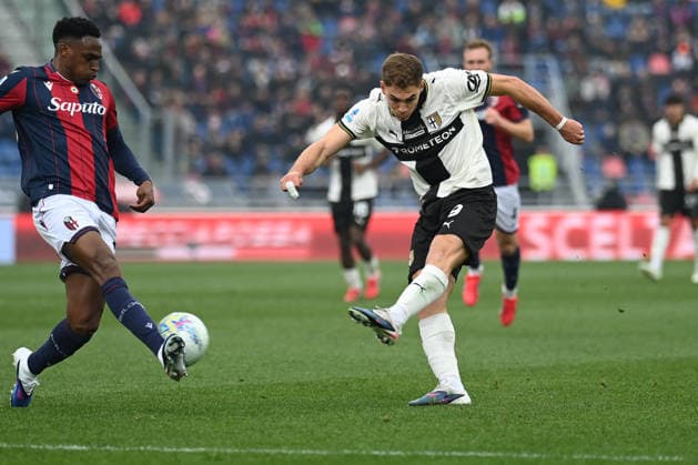 CALCIO - Serie A - Bologna FC vs Parma Calcio Pellegrino Mateo (Parma Calcio) shooting on goal during Bologna FC vs Parma Calcio, Italian soccer Serie A match in Bologna, Italy, February 08 2026 Bologna Italy  Copyright: xIPAxSport ABACAx