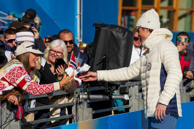 Winter Olympics in Milan Cortina 2026 Val di Fiemme, Italy 20260208. Johannes Hosflot Klaebo with Pernille Dosvik s girlfriend after the men s 20 km cross-country skiathlon at Lago di Tesero during the Winter Olympics in Milan Cortina 2026. Photo: Lise Aserud NTB Val di Fiemme Italy EDITORIAL USE ONLY. RESTRICTED USE FOR BETTING COMPANIES Ref:_SPO9oPcKFer5xA.jpg *** Winter Olympics in Milan Cortina 2026 Val di Fiemme, Italy 20260208 Johannes Hosflot Klaebo with Pernille Dosvik s girlfriend after the men s 20 km cross country skiathlon at Lago di Tesero during the Winter Olympics in Milan Cortina 2026 Photo Lise Aserud NTB Val di Fiemme Italy EDITORIAL USE ONLY RESTRICTED USE FOR BETTING COMPANIES  Copyright: xLisexAserudx xNTBx