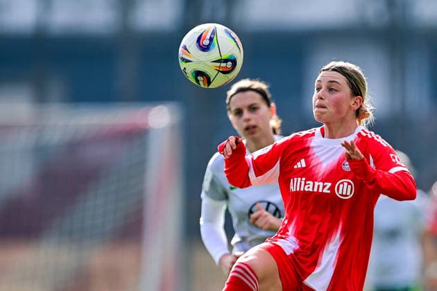Maria Plattner (FCB, 18) am Ball, 08.02.2026, München (Deutschland), Fussball,2. Frauen-Bundesliga, FC Bayern München II - VfL Wolfsburg II, DFB DFL REGULATIONS PROHIBIT ANY USE OF PHOTOGRAPHS AS IMAGE SEQUENCES AND OR QUASI-VIDEO.