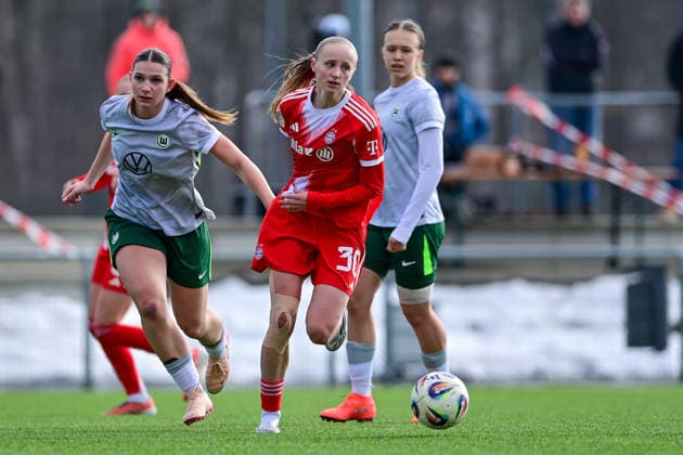 v.li.: Lilly Meister (Wolfsburg, 4) Hanna Wegscheider (FCB, 30) im Zweikampf, Duell, duel, tackle, Dynamik, Action, Aktion, 08.02.2026, München (Deutschland), Fussball,2. Frauen-Bundesliga, FC Bayern München II - VfL Wolfsburg II, DFB DFL REGULATIONS PROHIBIT ANY USE OF PHOTOGRAPHS AS IMAGE SEQUENCES AND OR QUASI-VIDEO.