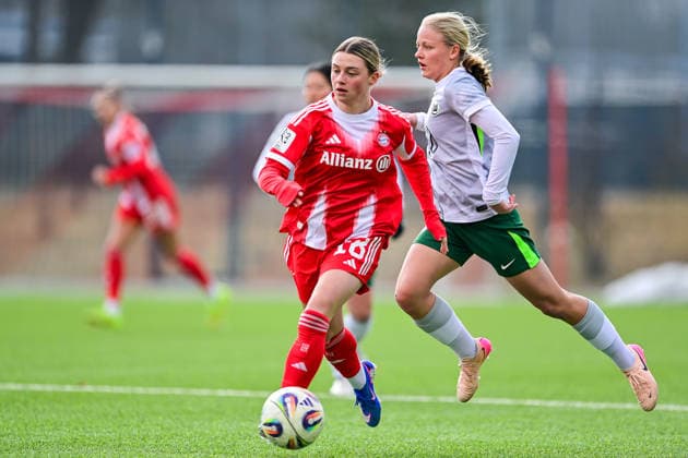 v.li.: Maria Plattner (FCB, 18) Annika Mueller (Wolfsburg, 26) im Zweikampf, Duell, duel, tackle, Dynamik, Action, Aktion, 08.02.2026, München (Deutschland), Fussball,2. Frauen-Bundesliga, FC Bayern München II - VfL Wolfsburg II, DFB DFL REGULATIONS PROHIBIT ANY USE OF PHOTOGRAPHS AS IMAGE SEQUENCES AND OR QUASI-VIDEO.