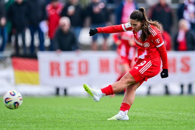 Paula Rintzner (FCB, 9) zieht ab, Torschuss, Freisteller, Einzelbild, Aktion, Action, 08.02.2026, München (Deutschland), Fussball,2. Frauen-Bundesliga, FC Bayern München II - VfL Wolfsburg II, DFB DFL REGULATIONS PROHIBIT ANY USE OF PHOTOGRAPHS AS IMAGE SEQUENCES AND OR QUASI-VIDEO.