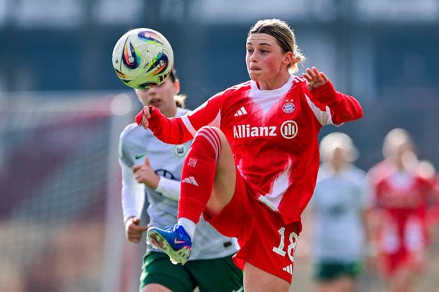 Maria Plattner (FCB, 18) am Ball, 08.02.2026, München (Deutschland), Fussball,2. Frauen-Bundesliga, FC Bayern München II - VfL Wolfsburg II, DFB DFL REGULATIONS PROHIBIT ANY USE OF PHOTOGRAPHS AS IMAGE SEQUENCES AND OR QUASI-VIDEO.