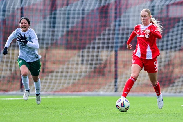v.li.: Hitomi Yamaue (Wolfsburg, 23) Luzie Zaehringer (FCB, 5) am Ball, 08.02.2026, München (Deutschland), Fussball,2. Frauen-Bundesliga, FC Bayern München II - VfL Wolfsburg II, DFB DFL REGULATIONS PROHIBIT ANY USE OF PHOTOGRAPHS AS IMAGE SEQUENCES AND OR QUASI-VIDEO.