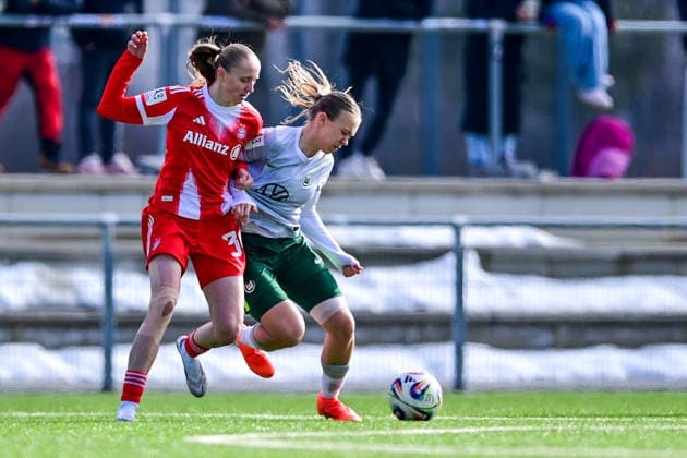 v.li.: Hanna Wegscheider (FCB, 30) Weronika Arasniewicz (Wolfsburg, 15) im Zweikampf, Duell, duel, tackle, Dynamik, Action, Aktion, 08.02.2026, München (Deutschland), Fussball,2. Frauen-Bundesliga, FC Bayern München II - VfL Wolfsburg II, DFB DFL REGULATIONS PROHIBIT ANY USE OF PHOTOGRAPHS AS IMAGE SEQUENCES AND OR QUASI-VIDEO.