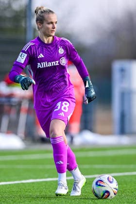 Anna Klink (Torwart, Torfrau, FCB, 38) am Ball, Freisteller, Einzelbild, Aktion, Action, 08.02.2026, München (Deutschland), Fussball,2. Frauen-Bundesliga, FC Bayern München II - VfL Wolfsburg II, DFB DFL REGULATIONS PROHIBIT ANY USE OF PHOTOGRAPHS AS IMAGE SEQUENCES AND OR QUASI-VIDEO.