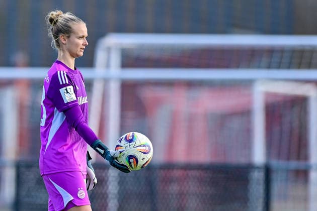 Anna Klink (Torwart, Torfrau, FCB, 38) am Ball, Einzelbild, Aktion, Action, 08.02.2026, München (Deutschland), Fussball,2. Frauen-Bundesliga, FC Bayern München II - VfL Wolfsburg II, DFB DFL REGULATIONS PROHIBIT ANY USE OF PHOTOGRAPHS AS IMAGE SEQUENCES AND OR QUASI-VIDEO.