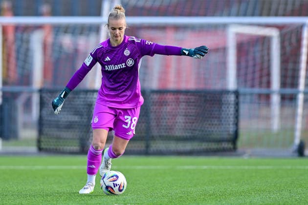 Anna Klink (Torwart, Torfrau, FCB, 38) am Ball, Freisteller, Einzelbild, Aktion, Action, 08.02.2026, München (Deutschland), Fussball,2. Frauen-Bundesliga, FC Bayern München II - VfL Wolfsburg II, DFB DFL REGULATIONS PROHIBIT ANY USE OF PHOTOGRAPHS AS IMAGE SEQUENCES AND OR QUASI-VIDEO.