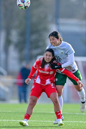 v.li.: Paula Rintzner (FCB, 9) Hitomi Yamaue (Wolfsburg, 23) im Zweikampf, Duell, duel, tackle, Dynamik, Action, Aktion, 08.02.2026, München (Deutschland), Fussball,2. Frauen-Bundesliga, FC Bayern München II - VfL Wolfsburg II, DFB DFL REGULATIONS PROHIBIT ANY USE OF PHOTOGRAPHS AS IMAGE SEQUENCES AND OR QUASI-VIDEO.