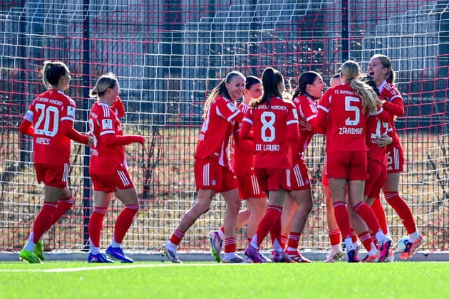 Spielerinnen des FC Bayern mit Torjubel, Jubel, Torjubel, Torerfolg, celebrate the goal, goal, celebration, Jubel ueber das Tor zum 3.2 durch Laila Portella (FCB, 19) (2.v.re.), optimistisch, Action, Aktion, 08.02.2026, München (Deutschland), Fussball,2. Frauen-Bundesliga, FC Bayern München II - VfL Wolfsburg II, DFB DFL REGULATIONS PROHIBIT ANY USE OF PHOTOGRAPHS AS IMAGE SEQUENCES AND OR QUASI-VIDEO.