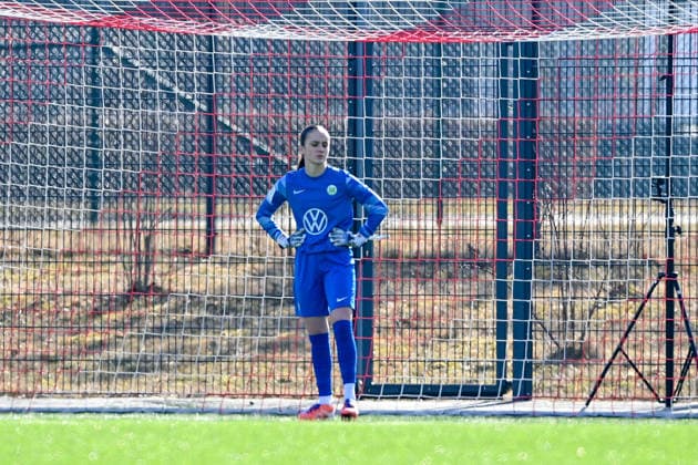 Nelly Smolarczyk (Torwart, Wolfsburg, 12) nach dem gegentor zum 3:2 enttaeuscht schauend, Enttaeuschung, Frustration, disappointed, pessimistisch, Freisteller, Einzelbild, Aktion, Action, 08.02.2026, München (Deutschland), Fussball,2. Frauen-Bundesliga, FC Bayern München II - VfL Wolfsburg II, DFB DFL REGULATIONS PROHIBIT ANY USE OF PHOTOGRAPHS AS IMAGE SEQUENCES AND OR QUASI-VIDEO.
