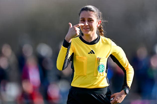 Marie-Theres Muehlbauer (Schiedsrichterin) gibt Anweisungen, gestikuliert, mit den Armen gestikulieren, gives instructions, gesticulate, Einzelbild, Aktion, Action, 08.02.2026, München (Deutschland), Fussball,2. Frauen-Bundesliga, FC Bayern München II - VfL Wolfsburg II, DFB DFL REGULATIONS PROHIBIT ANY USE OF PHOTOGRAPHS AS IMAGE SEQUENCES AND OR QUASI-VIDEO.