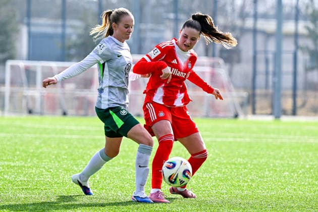v.li.: Linnea Saelen (Wolfsburg, 31) Samira Di Lauro (FCB, 8) im Zweikampf, Duell, duel, tackle, Dynamik, Action, Aktion, 08.02.2026, München (Deutschland), Fussball,2. Frauen-Bundesliga, FC Bayern München II - VfL Wolfsburg II, DFB DFL REGULATIONS PROHIBIT ANY USE OF PHOTOGRAPHS AS IMAGE SEQUENCES AND OR QUASI-VIDEO.