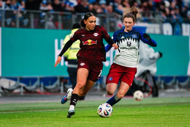 Google Pixel Frauen-Bundesliga: Hamburger SV vs. RB Leipzig, 08.02.2026 Lisa Baum (RasenBallsport Leipzig, 11) gegen Lotta Wrede (Hamburger SV, 32); Fußball, Google Pixel Frauen-Bundesliga, 17. Spieltag: Hamburger SV vs. RB Leipzig am 08.02.2026 im Volksparkstadion, Hamburg DFB REGULATIONS PROHIBIT ANY USE OF PHOTOGRAPHS AS IMAGE SEQUENCES AND OR QUASI-VIDEO. Copyright: xBEAUTIFULxSPORTS Tonhäuserx