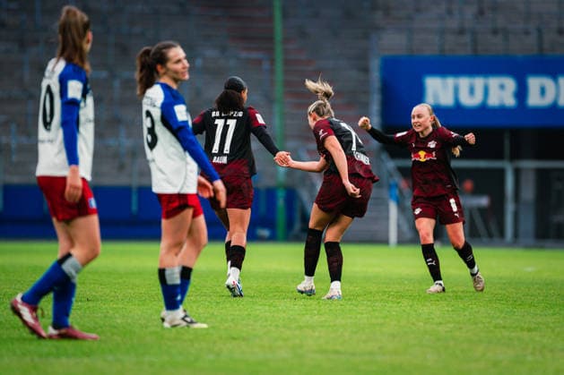 Google Pixel Frauen-Bundesliga: Hamburger SV vs. RB Leipzig, 08.02.2026 TOR, JUBEL zum 1:1 durch Lisa Baum (RasenBallsport Leipzig, 11); Fußball, Google Pixel Frauen-Bundesliga, 17. Spieltag: Hamburger SV vs. RB Leipzig am 08.02.2026 im Volksparkstadion, Hamburg DFB REGULATIONS PROHIBIT ANY USE OF PHOTOGRAPHS AS IMAGE SEQUENCES AND OR QUASI-VIDEO. Copyright: xBEAUTIFULxSPORTS Tonhäuserx