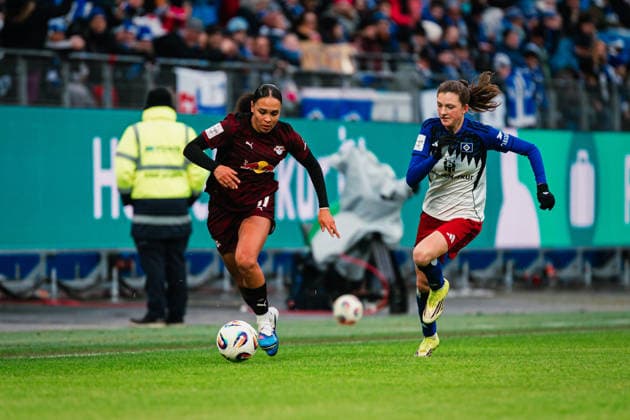 Google Pixel Frauen-Bundesliga: Hamburger SV vs. RB Leipzig, 08.02.2026 Lisa Baum (RasenBallsport Leipzig, 11) gegen Lotta Wrede (Hamburger SV, 32); Fußball, Google Pixel Frauen-Bundesliga, 17. Spieltag: Hamburger SV vs. RB Leipzig am 08.02.2026 im Volksparkstadion, Hamburg DFB REGULATIONS PROHIBIT ANY USE OF PHOTOGRAPHS AS IMAGE SEQUENCES AND OR QUASI-VIDEO. Copyright: xBEAUTIFULxSPORTS Tonhäuserx