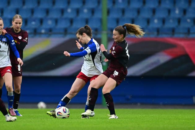 Fußball I Frauen I Saison 2025-2026 I Bundesliga I 17. Spieltag I Hamburger SV - RB Leipzig I 08.02.2026 Lea Paulick (25, Hamburger SV) Lina von Schrader (28, RB Leipzig) Hamburg Volkspark, Volksparkstadion, Stadion, Volkspark-Stadion Hamburg Deutschland Copyright: xLobeca FelixxSchlikisx