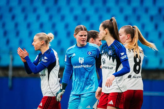 Google Pixel Frauen-Bundesliga: Hamburger SV vs. RB Leipzig, 08.02.2026 Lea Paulick (Hamburger SV, 25) feuert das Team an; Fußball, Google Pixel Frauen-Bundesliga, 17. Spieltag: Hamburger SV vs. RB Leipzig am 08.02.2026 im Volksparkstadion, Hamburg DFB REGULATIONS PROHIBIT ANY USE OF PHOTOGRAPHS AS IMAGE SEQUENCES AND OR QUASI-VIDEO. Copyright: xBEAUTIFULxSPORTS Tonhäuserx