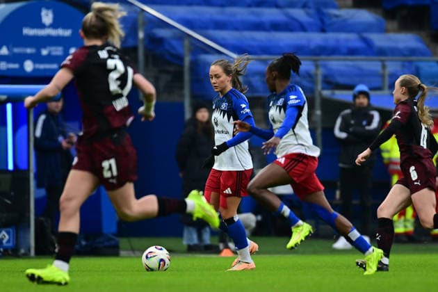 Fußball I Frauen I Saison 2025-2026 I Bundesliga I 17. Spieltag I Hamburger SV - RB Leipzig I 08.02.2026 Camilla Linberg (47, Hamburger SV) am Ball Hamburg Volkspark, Volksparkstadion, Stadion, Volkspark-Stadion Hamburg Deutschland Copyright: xLobeca FelixxSchlikisx