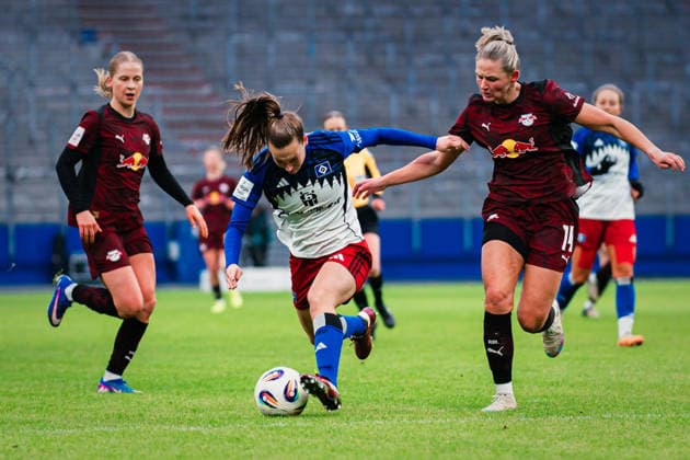 Google Pixel Frauen-Bundesliga: Hamburger SV vs. RB Leipzig, 08.02.2026 Emilia Angelika Hirche (Hamburger SV, 20) wird gefoult von Marleen Schimmer (RasenBallsport Leipzig, 14); Fußball, Google Pixel Frauen-Bundesliga, 17. Spieltag: Hamburger SV vs. RB Leipzig am 08.02.2026 im Volksparkstadion, Hamburg DFB REGULATIONS PROHIBIT ANY USE OF PHOTOGRAPHS AS IMAGE SEQUENCES AND OR QUASI-VIDEO. Copyright: xBEAUTIFULxSPORTS Tonhäuserx