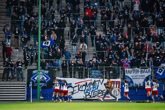 Google Pixel Frauen-Bundesliga: Hamburger SV vs. RB Leipzig, 08.02.2026 TOR, JUBEL zum 1:0 durch Lotta Wrede (Hamburger SV, 32); Fußball, Google Pixel Frauen-Bundesliga, 17. Spieltag: Hamburger SV vs. RB Leipzig am 08.02.2026 im Volksparkstadion, Hamburg DFB REGULATIONS PROHIBIT ANY USE OF PHOTOGRAPHS AS IMAGE SEQUENCES AND OR QUASI-VIDEO. Copyright: xBEAUTIFULxSPORTS Tonhäuserx