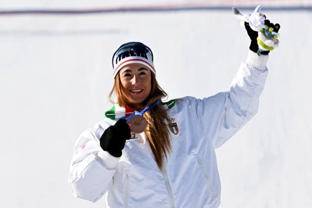 Cortina d Ampezzo, Italy, February 08th 2026. Third place Sofia Goggia of Italy celebrate in podium after the Alpine Skiing Womens Downhill race of the Olympic Winter games, Winterspiele,Spiele, Summer games 2026 in Cortina d Ampezzo, Italy. (Photo by Igor Kupljenik Sports Press Photo)  Copyright: xIgorxKupljenikx xSPPx Sportspressphoto_SPR90071
