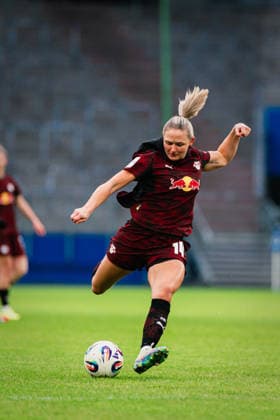 Google Pixel Frauen-Bundesliga: Hamburger SV vs. RB Leipzig, 08.02.2026 Marleen Schimmer (RasenBallsport Leipzig, 14) schießt; Fußball, Google Pixel Frauen-Bundesliga, 17. Spieltag: Hamburger SV vs. RB Leipzig am 08.02.2026 im Volksparkstadion, Hamburg DFB REGULATIONS PROHIBIT ANY USE OF PHOTOGRAPHS AS IMAGE SEQUENCES AND OR QUASI-VIDEO. Copyright: xBEAUTIFULxSPORTS Tonhäuserx