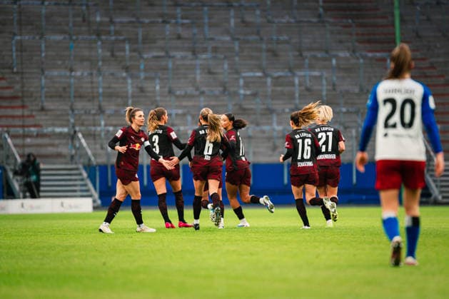 Google Pixel Frauen-Bundesliga: Hamburger SV vs. RB Leipzig, 08.02.2026 TOR, JUBEL zum 1:1 durch Lisa Baum (RasenBallsport Leipzig, 11); Fußball, Google Pixel Frauen-Bundesliga, 17. Spieltag: Hamburger SV vs. RB Leipzig am 08.02.2026 im Volksparkstadion, Hamburg DFB REGULATIONS PROHIBIT ANY USE OF PHOTOGRAPHS AS IMAGE SEQUENCES AND OR QUASI-VIDEO. Copyright: xBEAUTIFULxSPORTS Tonhäuserx