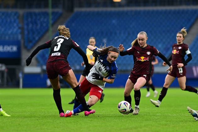 Fußball I Frauen I Saison 2025-2026 I Bundesliga I 17. Spieltag I Hamburger SV - RB Leipzig I 08.02.2026 Andrea Norheim (3, RB Leipzig) Melanie Brunnthaler (11, Hamburger SV) Emilia Asgeirsdottir (8, RB Leipzig) Hamburg Volkspark, Volksparkstadion, Stadion, Volkspark-Stadion Hamburg Deutschland Copyright: xLobeca FelixxSchlikisx
