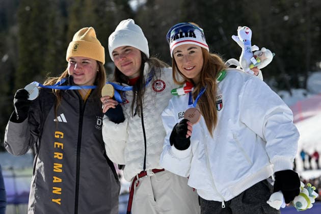 Cortina d Ampezzo, Italy, February 08th 2026. First place Breezy Johnson of United States of America (C), Second place Emma Aicher of Germany (L) and Third place Sofia Goggia of Italy (R) celebrate in podium after the Alpine Skiing Womens Downhill race of the Olympic Winter games, Winterspiele,Spiele, Summer games 2026 in Cortina d Ampezzo, Italy. (Photo by Igor Kupljenik Sports Press Photo)  Copyright: xIgorxKupljenikx xSPPx Sportspressphoto_SPR90077