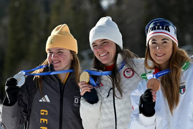 Cortina d Ampezzo, Italy, February 08th 2026. First place Breezy Johnson of United States of America (C), Second place Emma Aicher of Germany (L) and Third place Sofia Goggia of Italy (R) celebrate in podium after the Alpine Skiing Womens Downhill race of the Olympic Winter games, Winterspiele,Spiele, Summer games 2026 in Cortina d Ampezzo, Italy. (Photo by Igor Kupljenik Sports Press Photo)  Copyright: xIgorxKupljenikx xSPPx Sportspressphoto_SPR90079