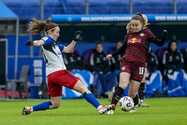 v.li.: Melanie Brunnthaler (Hamburger SV, HSV, 11) und Annabel Schasching (RB Leipzig, 16) im Zweikampf, Duell, Dynamik, Aktion, Action, Spielszene, DIE DFB-RICHTLINIEN UNTERSAGEN JEGLICHE NUTZUNG VON FOTOS ALS SEQUENZBILDER UND ODER VIDEOÄHNLICHE FOTOSTRECKEN. DFB REGULATIONS PROHIBIT ANY USE OF PHOTOGRAPHS AS IMAGE SEQUENCES AND OR QUASI-VIDEO., 08.02.2026, Hamburg (Deutschland), Fussball, Google Pixel Frauen-Bundesliga, Hamburger SV - RB Leipzig