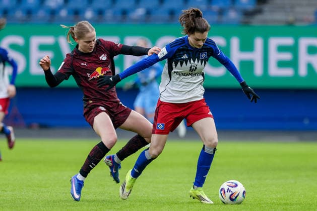 v.li.: Emilia Kjaer Asgeirsdottir (RB Leipzig, 8) umd Lotta Wrede (Hamburger SV, HSV, 32) im Zweikampf, Duell, Dynamik, Aktion, Action, Spielszene, DIE DFB-RICHTLINIEN UNTERSAGEN JEGLICHE NUTZUNG VON FOTOS ALS SEQUENZBILDER UND ODER VIDEOÄHNLICHE FOTOSTRECKEN. DFB REGULATIONS PROHIBIT ANY USE OF PHOTOGRAPHS AS IMAGE SEQUENCES AND OR QUASI-VIDEO., 08.02.2026, Hamburg (Deutschland), Fussball, Google Pixel Frauen-Bundesliga, Hamburger SV - RB Leipzig