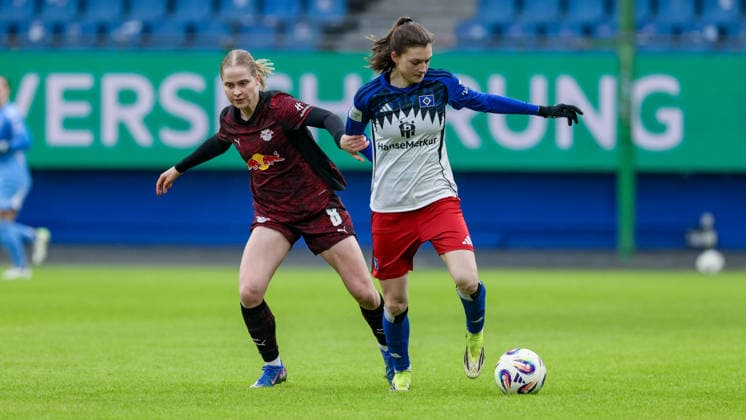 v.li.: Emilia Kjaer Asgeirsdottir (RB Leipzig, 8) umd Lotta Wrede (Hamburger SV, HSV, 32) im Zweikampf, Duell, Dynamik, Aktion, Action, Spielszene, DIE DFB-RICHTLINIEN UNTERSAGEN JEGLICHE NUTZUNG VON FOTOS ALS SEQUENZBILDER UND ODER VIDEOÄHNLICHE FOTOSTRECKEN. DFB REGULATIONS PROHIBIT ANY USE OF PHOTOGRAPHS AS IMAGE SEQUENCES AND OR QUASI-VIDEO., 08.02.2026, Hamburg (Deutschland), Fussball, Google Pixel Frauen-Bundesliga, Hamburger SV - RB Leipzig