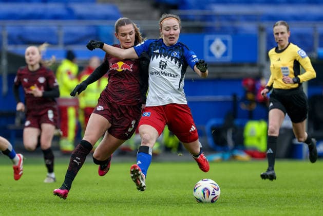 v.li.: Andrea Norheim (RB Leipzig, 3) und Melanie Brunnthaler (Hamburger SV, HSV, 11) im Zweikampf, Duell, Dynamik, Aktion, Action, Spielszene, DIE DFB-RICHTLINIEN UNTERSAGEN JEGLICHE NUTZUNG VON FOTOS ALS SEQUENZBILDER UND ODER VIDEOÄHNLICHE FOTOSTRECKEN. DFB REGULATIONS PROHIBIT ANY USE OF PHOTOGRAPHS AS IMAGE SEQUENCES AND OR QUASI-VIDEO., 08.02.2026, Hamburg (Deutschland), Fussball, Google Pixel Frauen-Bundesliga, Hamburger SV - RB Leipzig