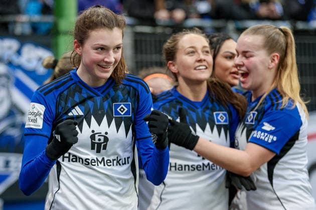 Torschützin Lotta Wrede (Hamburger SV, HSV, 32) und Spielerinnen vom Hamburger SV, HSV mit Torjubel, Jubel, jubeln, jubelt, optimistisch, Spielszene, Highlight, Freude über das Tor zum 1:0, DIE DFB-RICHTLINIEN UNTERSAGEN JEGLICHE NUTZUNG VON FOTOS ALS SEQUENZBILDER UND ODER VIDEOÄHNLICHE FOTOSTRECKEN. DFB REGULATIONS PROHIBIT ANY USE OF PHOTOGRAPHS AS IMAGE SEQUENCES AND OR QUASI-VIDEO., 08.02.2026, Hamburg (Deutschland), Fussball, Google Pixel Frauen-Bundesliga, Hamburger SV - RB Leipzig