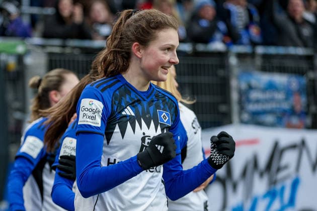 Torschützin Lotta Wrede (Hamburger SV, HSV, 32) mit Torjubel, Jubel, jubeln, jubelt, optimistisch, Spielszene, Highlight, Freude über das Tor zum 1:0, DIE DFB-RICHTLINIEN UNTERSAGEN JEGLICHE NUTZUNG VON FOTOS ALS SEQUENZBILDER UND ODER VIDEOÄHNLICHE FOTOSTRECKEN. DFB REGULATIONS PROHIBIT ANY USE OF PHOTOGRAPHS AS IMAGE SEQUENCES AND OR QUASI-VIDEO., 08.02.2026, Hamburg (Deutschland), Fussball, Google Pixel Frauen-Bundesliga, Hamburger SV - RB Leipzig