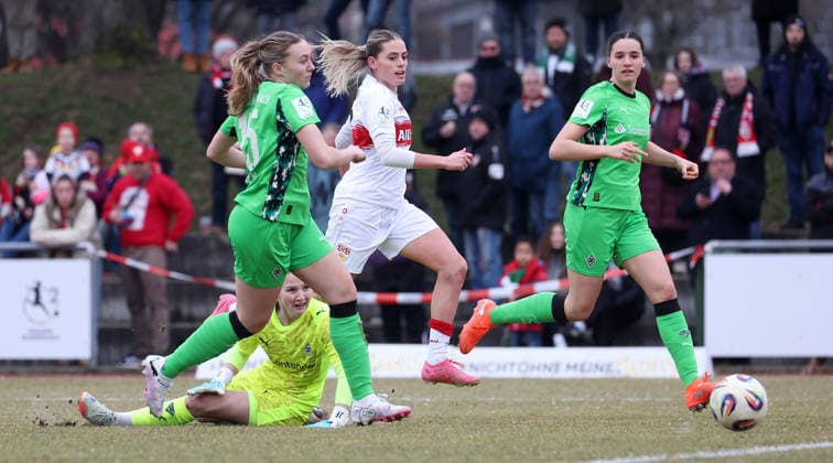 0802.2026, Deutschland, Stuttgart, Fußball 2. Bundesliga, VfB Stuttgart vs. Borussia Mönchengladbach, Tor zum 2:0, v.l. Sam Drissen (Mönchengladbach), Jil Frehse (Mönchengladbach, unten) Torschützin Daphina Redzepi (VfB II), Maresa Arici (Mönchengladbach)