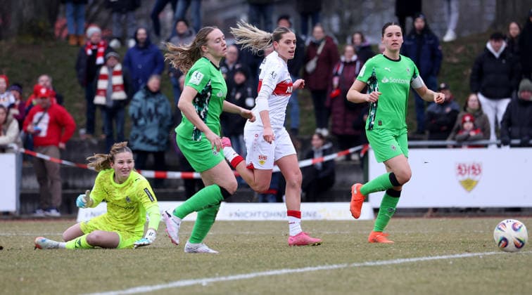0802.2026, Deutschland, Stuttgart, Fußball 2. Bundesliga, VfB Stuttgart vs. Borussia Mönchengladbach, Tor zum 2:0, v.l. Jil Frehse (Mönchengladbach), Sam Drissen (Mönchengladbach), Torschützin Daphina Redzepi (VfB II), Maresa Arici (Mönchengladbach)