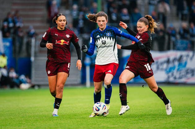 Google Pixel Frauen-Bundesliga: Hamburger SV vs. RB Leipzig, 08.02.2026 Lotta Wrede (Hamburger SV, 32) am Ball, dahinter Lisa Baum (RasenBallsport Leipzig, 11) und Annabel Schasching (RasenBallsport Leipzig, 16); Fußball, Google Pixel Frauen-Bundesliga, 17. Spieltag: Hamburger SV vs. RB Leipzig am 08.02.2026 im Volksparkstadion, Hamburg DFB REGULATIONS PROHIBIT ANY USE OF PHOTOGRAPHS AS IMAGE SEQUENCES AND OR QUASI-VIDEO. Copyright: xBEAUTIFULxSPORTS Tonhäuserx