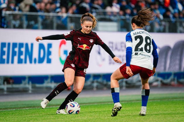 Google Pixel Frauen-Bundesliga: Hamburger SV vs. RB Leipzig, 08.02.2026 Annabel Schasching (RasenBallsport Leipzig, 16) am Ball; Fußball, Google Pixel Frauen-Bundesliga, 17. Spieltag: Hamburger SV vs. RB Leipzig am 08.02.2026 im Volksparkstadion, Hamburg DFB REGULATIONS PROHIBIT ANY USE OF PHOTOGRAPHS AS IMAGE SEQUENCES AND OR QUASI-VIDEO. Copyright: xBEAUTIFULxSPORTS Tonhäuserx