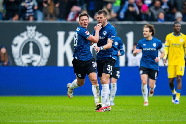08.02.2026 - Fußball, 2025 2026, 2. Bundesliga, 21. Spieltag, DSC Arminia Bielefeld - Eintracht Braunschweig: (L-R) Marius Wörl (Bielefeld) jubelt nach seinem Tor zum 2:2 mit Roberts Uldrikis (Bielefeld) DFL REGULATIONS PROHIBIT ANY USE OF PHOTOGRAPHS AS IMAGE SEQUENCES AND OR QUASI-VIDEO.