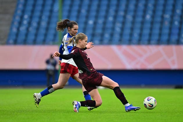 Fußball I Frauen I Saison 2025-2026 I Bundesliga I 17. Spieltag I Hamburger SV - RB Leipzig I 08.02.2026 Pauline Annette Machtens (28, Hamburger SV) Emilia Asgeirsdottir (8, RB Leipzig) Hamburg Volkspark, Volksparkstadion, Stadion, Volkspark-Stadion Hamburg Deutschland Copyright: xLobeca FelixxSchlikisx